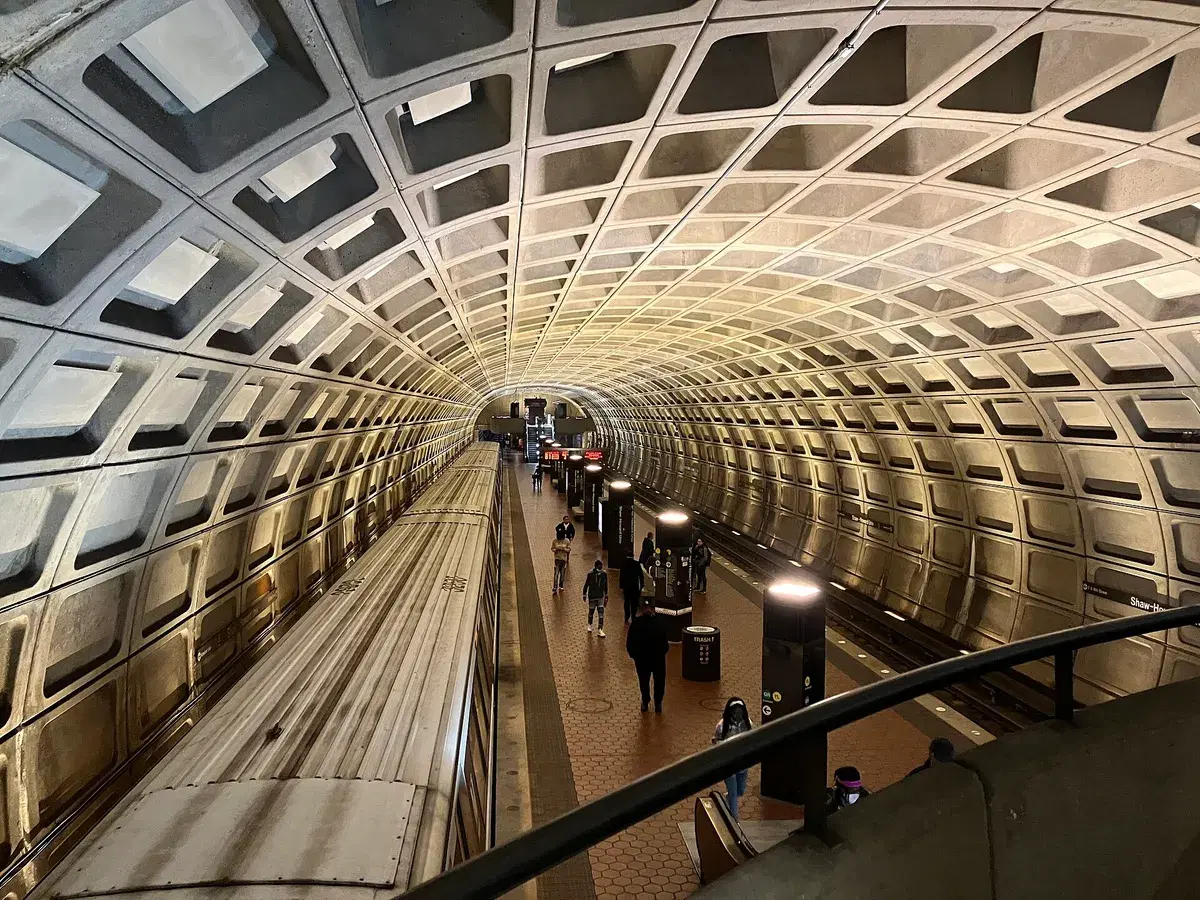 A train at the platform under the vaulted concrete ceiling of Shaw–Howard U Metro station
