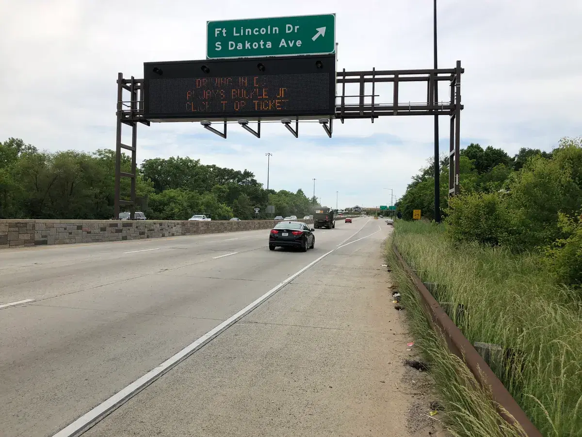 New York Avenue with an overhead exit sign for Fort Lincoln Drive and South Dakota Avenue